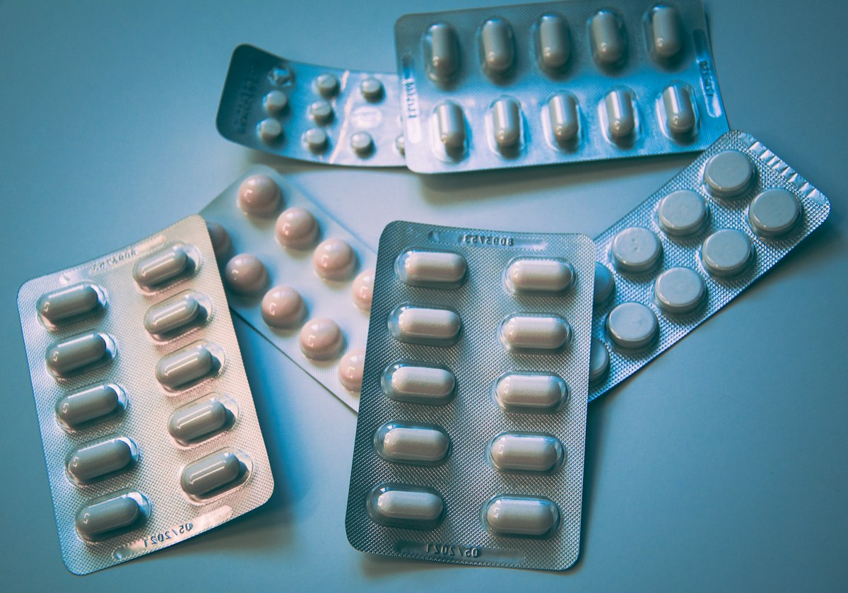 Frascos de medicamentos manipulados em bancada de farmácia de manipulação