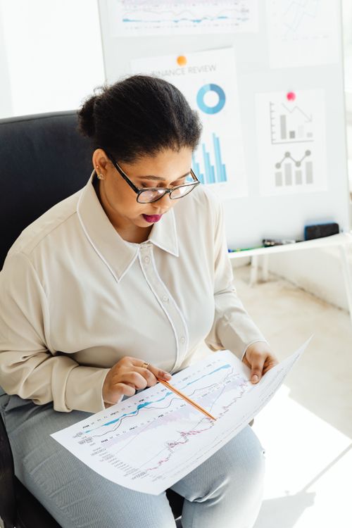 Gerente comercial analisando dados de performance de representante externo em reunião