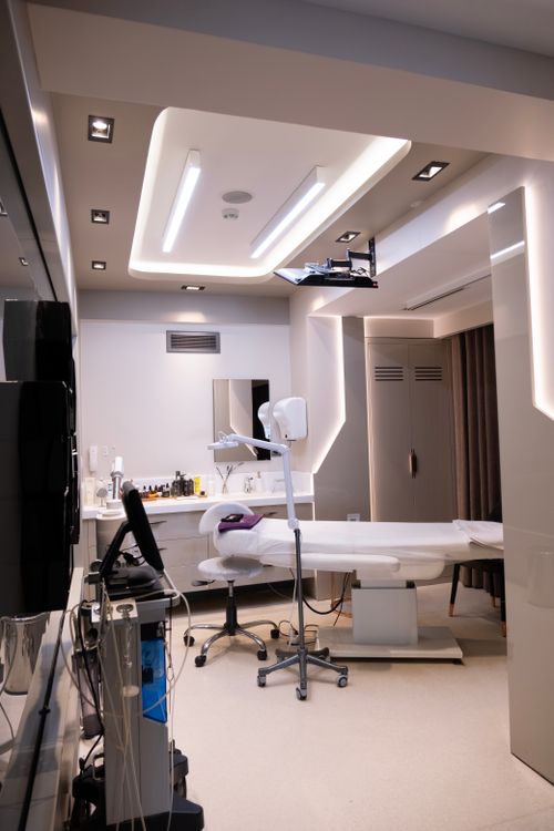 Interior de clínica premium com ambiente elegante e iluminação sofisticada